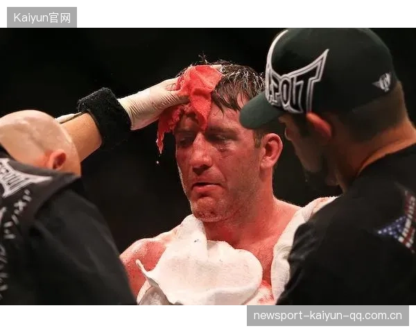 UFC激战到血流如注，医学暂停成为比赛转折点